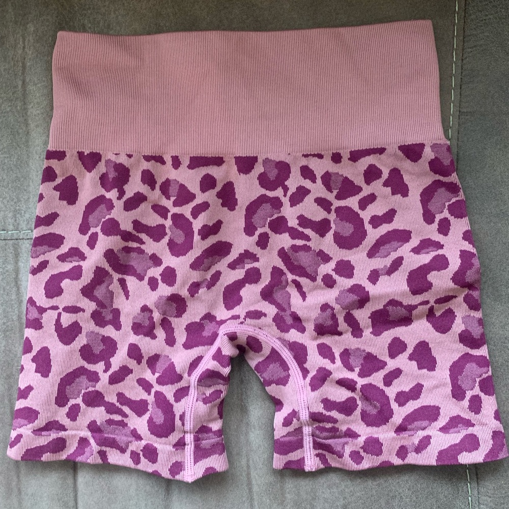 seamless leopard shorts
